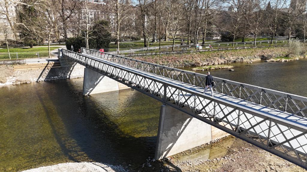 Instandgesetzte Brücke, an verschobener Lage